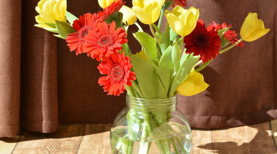 gelb-roter Blumenstrauß