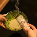 weißer Salbei anzünden und räuchern