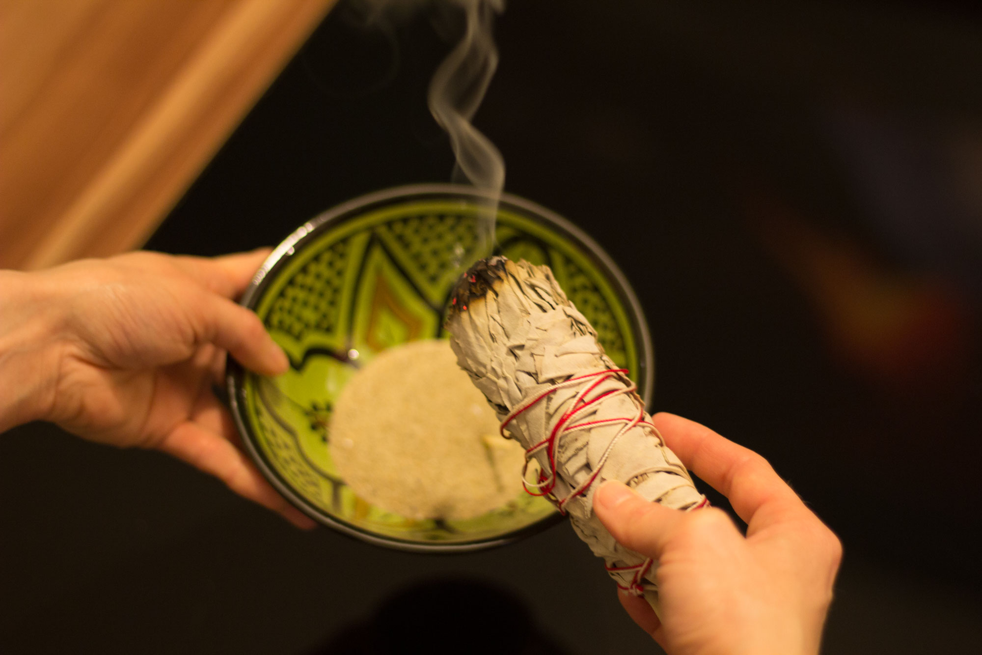 weißer Salbei anzünden und räuchern